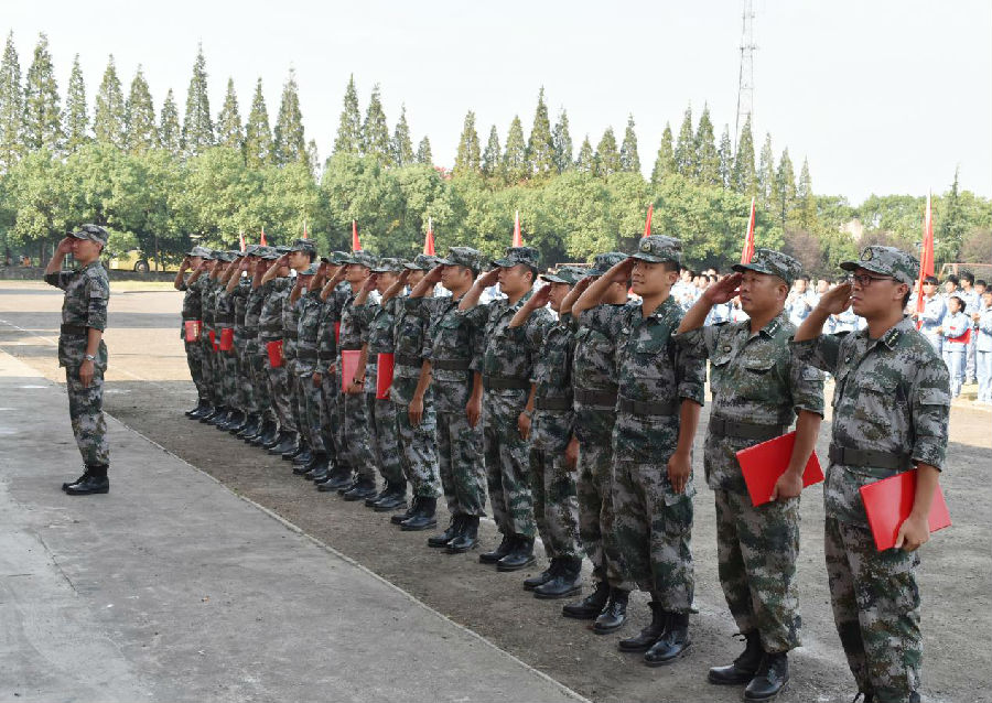 全体教官向主席台行军礼