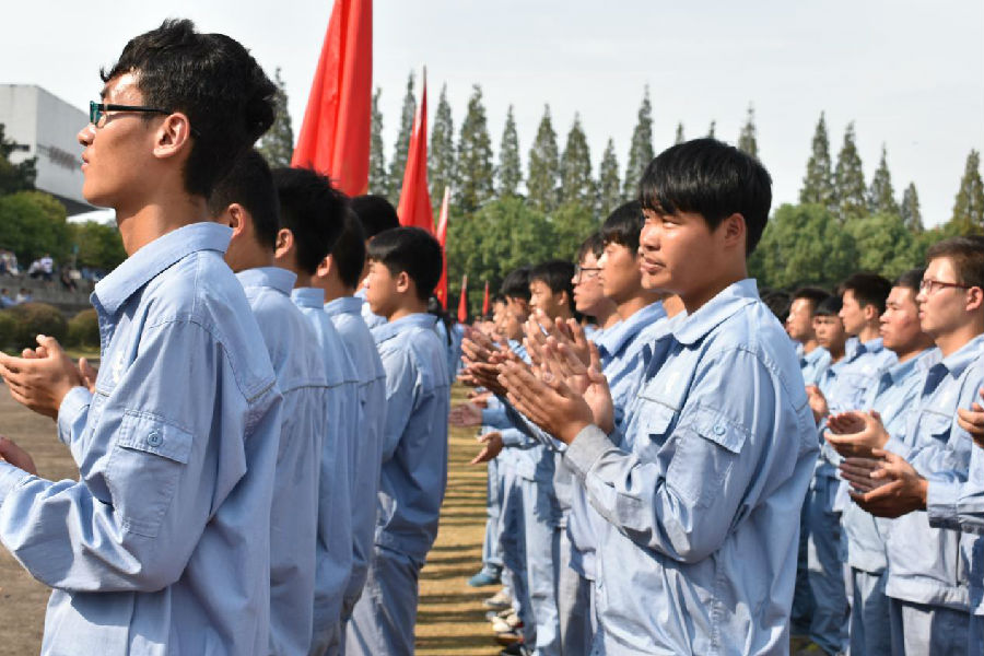 同学们为获奖者鼓掌