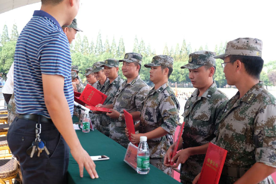 为优秀教官颁发证书