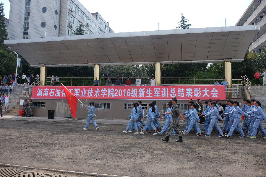 军训连队整齐走过主席台