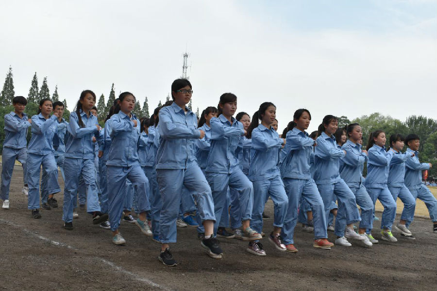 军训连队依次接受检阅